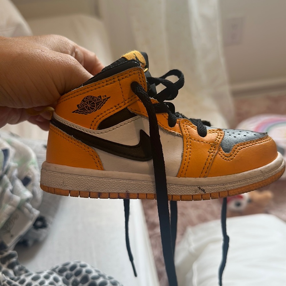 Nike size 8 little kid sneakers   Great condition